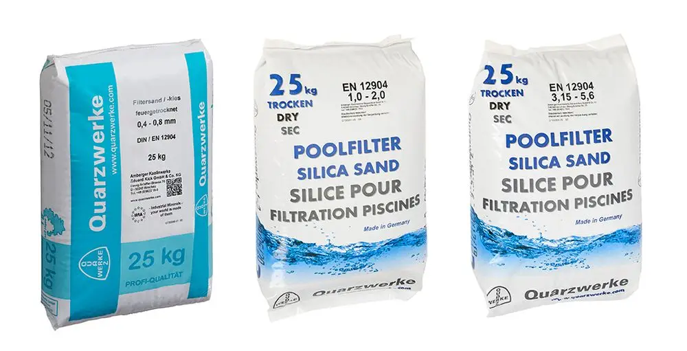 Drei Säcke mit Quarzsand für die Filterung, jeweils 25 kg, mit unterschiedlichen Korngrößenangaben und der Marke Grünbeck.
